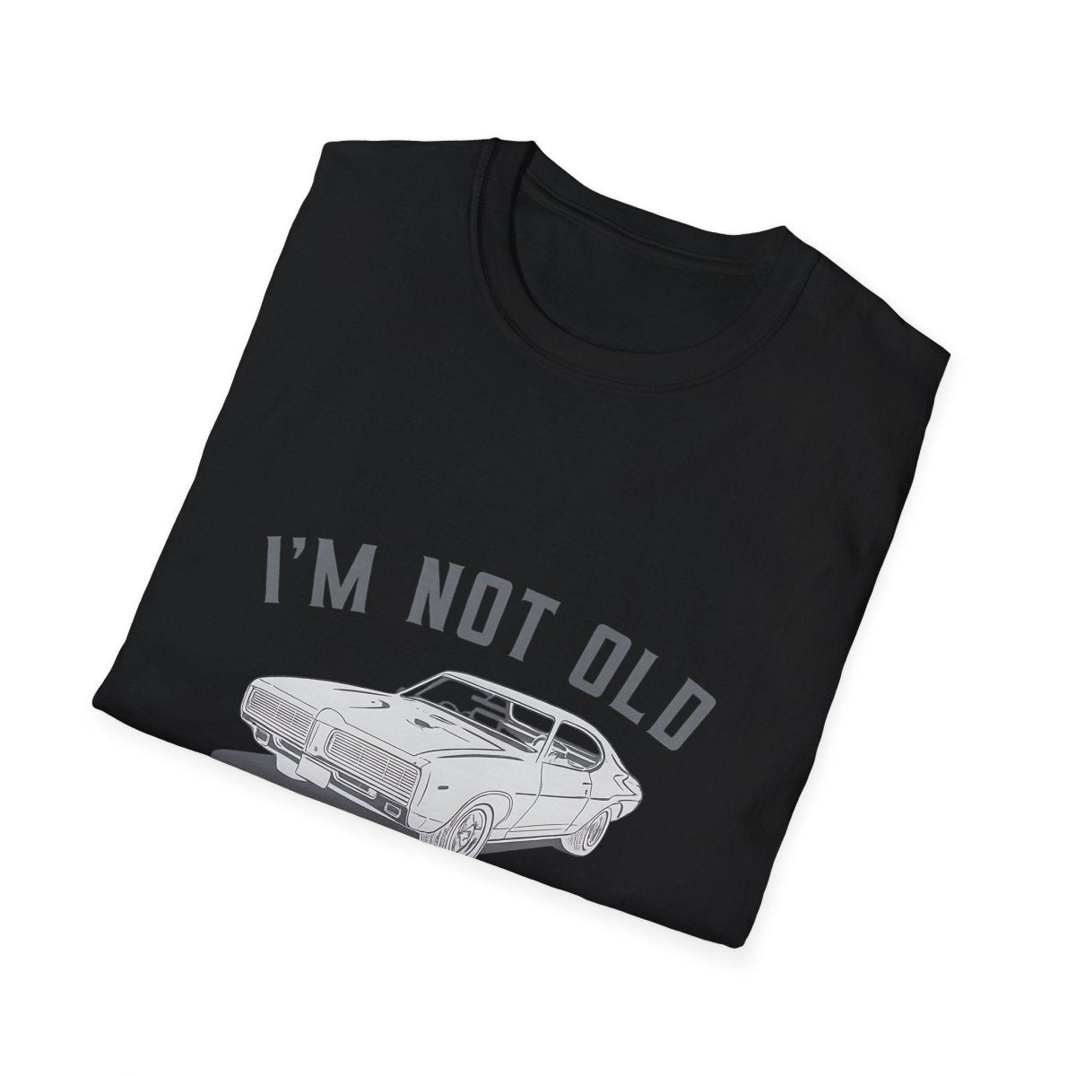 Schwarzes T-Shirt mit Vintage-Design zeigt klassischen Muscle Car und Schriftzug Im Not Old Im Classic von True Insights.
