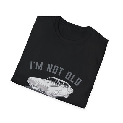 Schwarzes T-Shirt mit Vintage-Design zeigt klassischen Muscle Car und Schriftzug Im Not Old Im Classic von True Insights.