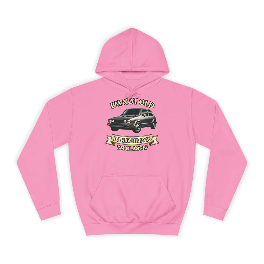 Geschenk zum 80. Geburtstag – Hoodie Jahrgang 1946 VW Golf – Candyfloss Pink – Vorderseite