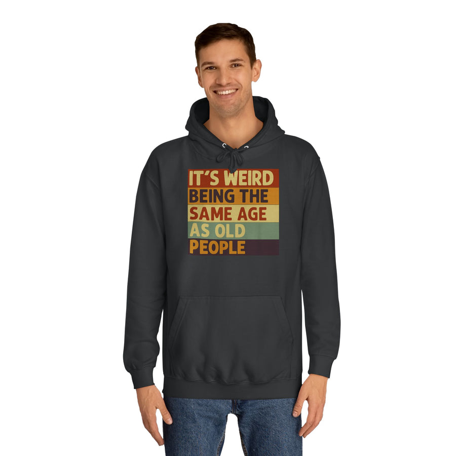 „It's weird being the same age as old people“ Hoodie – Satirisches Retro-Motiv