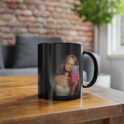 Doll Meme Barbicore Tasse Schwarz – Lustiges Meme Motiv Kaffeetasse für Fans, Geschenkidee Frauen, Party & Büro