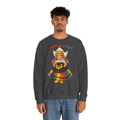 Sweatshirt – I Don't Give a Duck | Nostalgisches Vintage-Mädchen mit Küken – Humorvoll & Originell | True Insights Design mit Humor