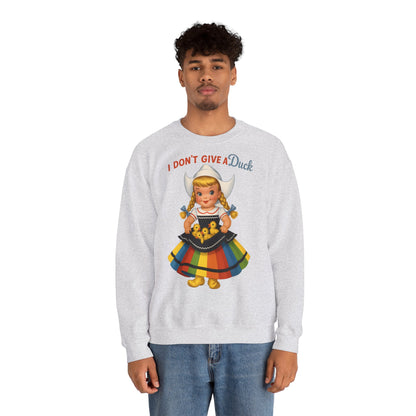 Sweatshirt – I Don't Give a Duck | Nostalgisches Vintage-Mädchen mit Küken – Humorvoll & Originell | True Insights Design mit Humor