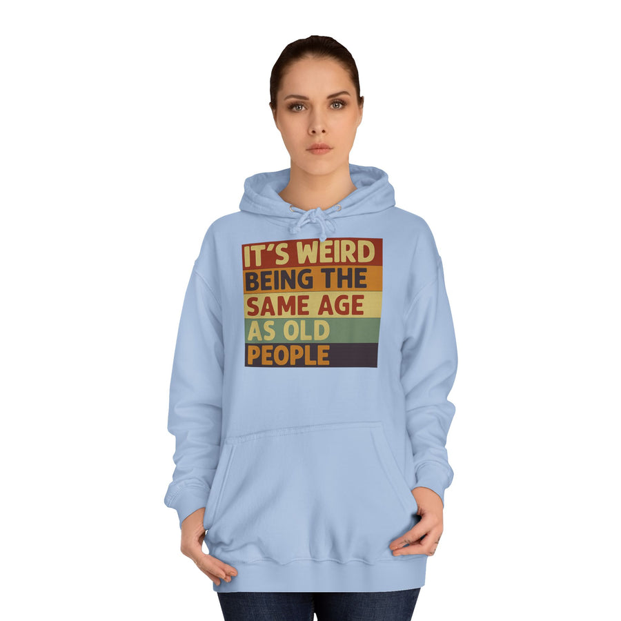 „It's weird being the same age as old people“ Hoodie – Satirisches Retro-Motiv
