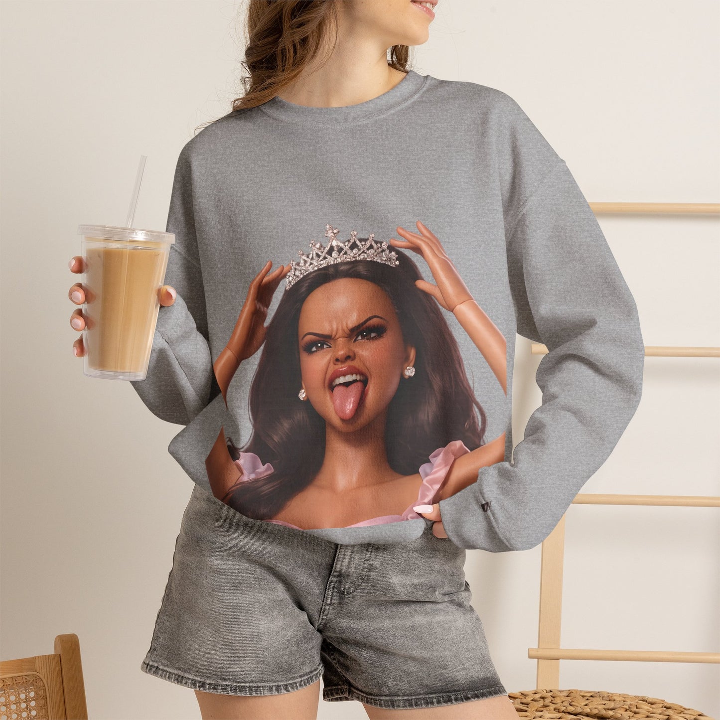 Barbicore Sweatshirt – Freches Doll-Motiv mit Tiara & Zunge raus | Pinkes Puppen-Design für Fans, Ironie & Statement-Fashion