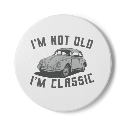 VW Käfer Untersetzer – „I’m Not Old, I’m Classic“ – Lustiger Keramik Coaster mit Kult-Käfer & Korkrückseite-True Insights