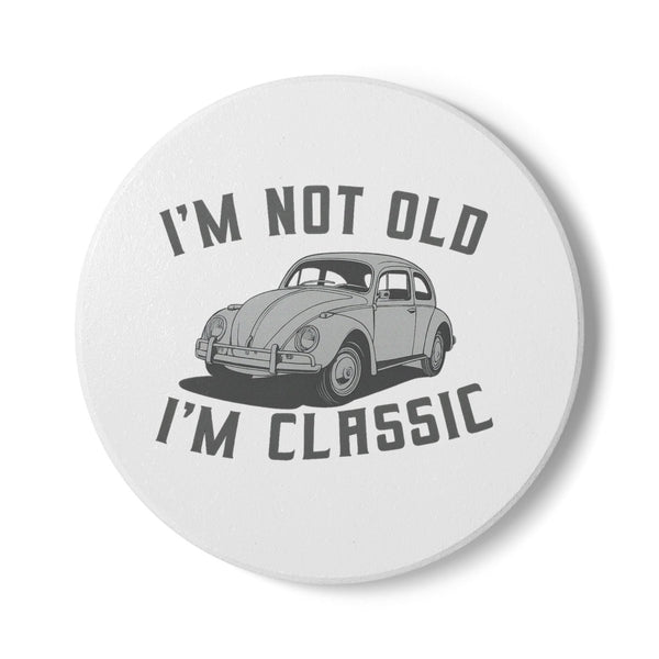 VW Käfer Untersetzer – „I’m Not Old, I’m Classic“ – Lustiger Keramik Coaster mit Kult-Käfer & Korkrückseite-True Insights