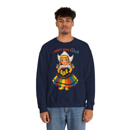 Sweatshirt – I Don't Give a Duck | Nostalgisches Vintage-Mädchen mit Küken – Humorvoll & Originell | True Insights Design mit Humor