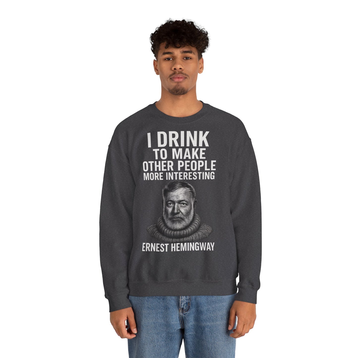 Hemingway Zitat Sweatshirt – "I Drink to Make Other People More Interesting" | Literaten & Genießer Pullover-Sweatshirt-True Insights