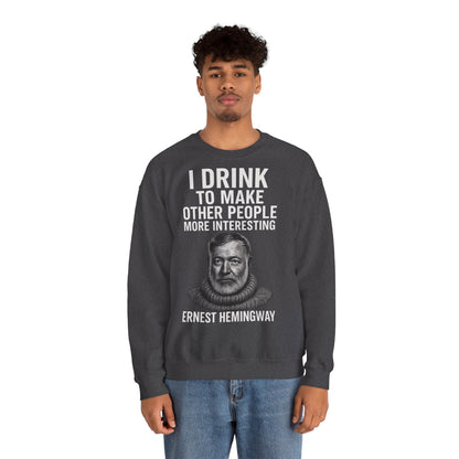 Hemingway Zitat Sweatshirt – "I Drink to Make Other People More Interesting" | Literaten & Genießer Pullover-Sweatshirt-True Insights