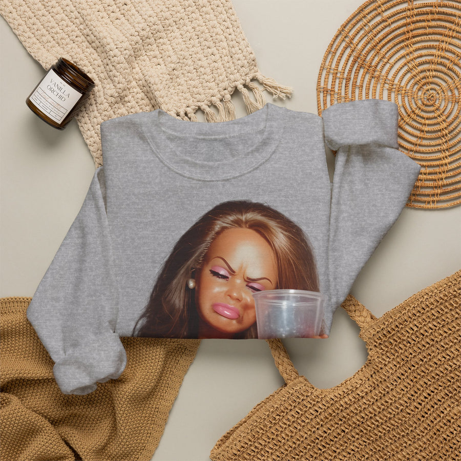True Insights Sweatshirt Doll Meme Barbicore Pink Drink Motiv mit Fokus auf die Passform