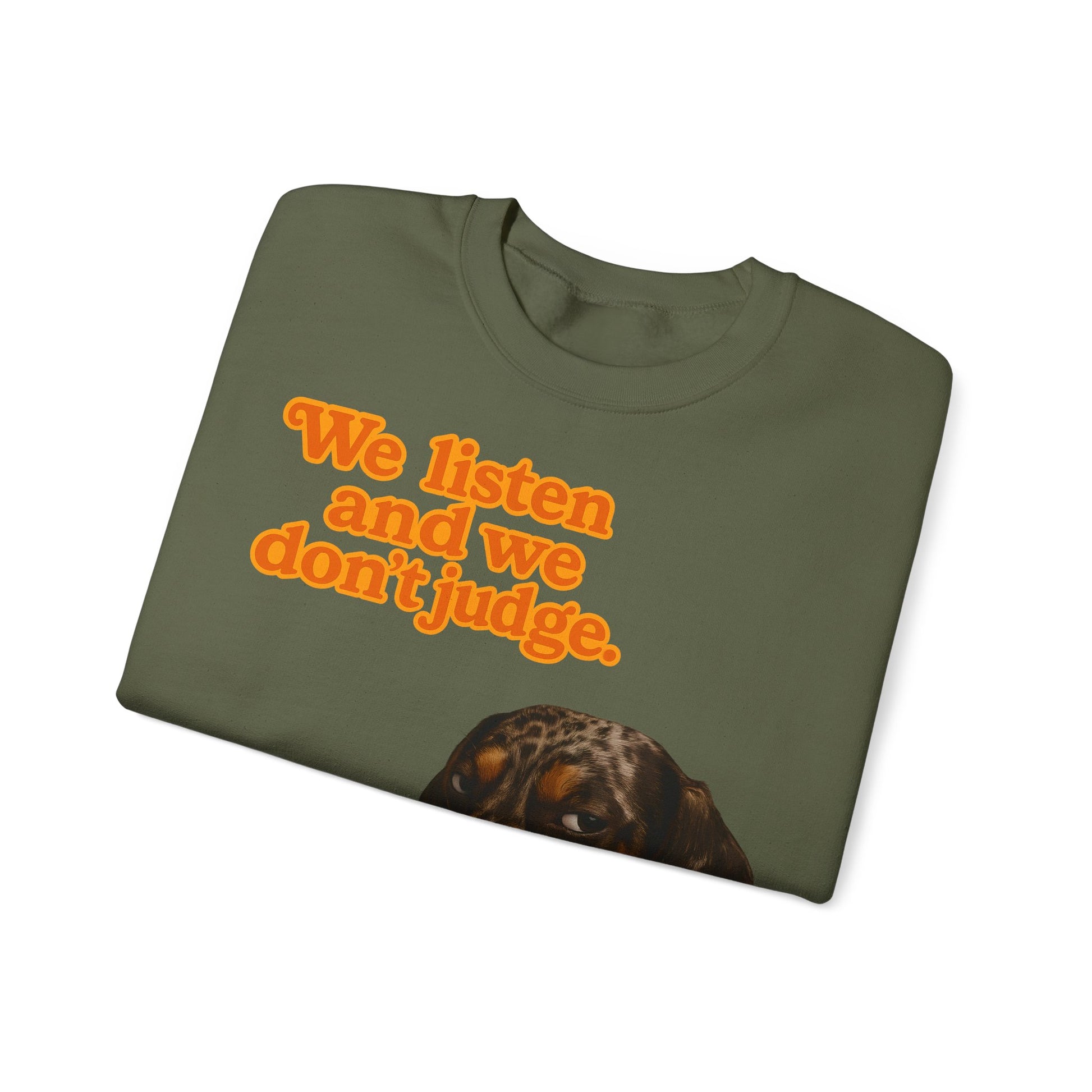Dackel-Sweatshirt mit Retro-Print & dem Spruch „We listen and we don’t judge.“ Für Hundefans mit Humor – bequem, warm & voller Charakter.