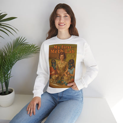 Sweatshirt – „My First Meth Lab“ Sweatshirt – Schwarzer Humor im Retro-Stil | True Insights Design mit Humor