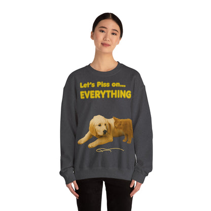 Vintage Motiv – Let’s Piss on Everything – Satirisches Sweatshirt mit Hund & Katze | True Insights Design mit Humor