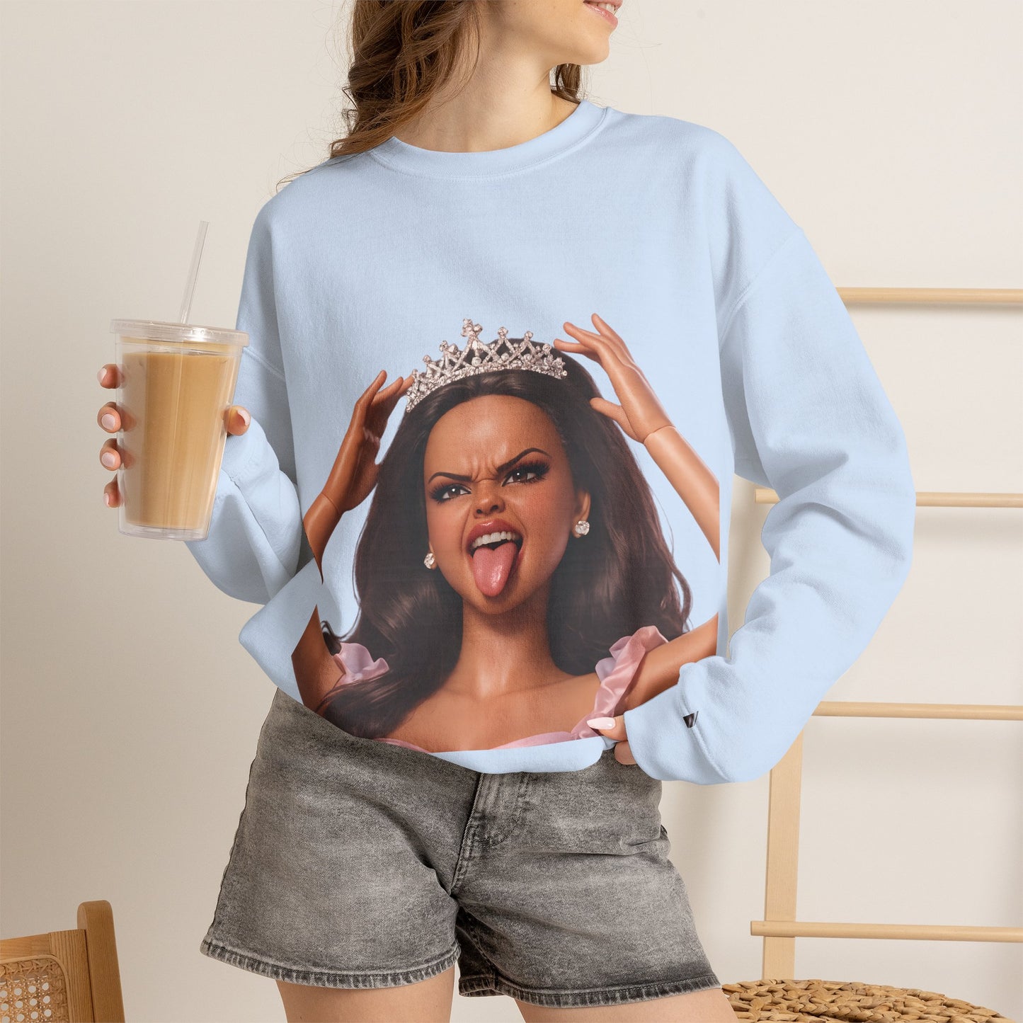 Barbicore Sweatshirt – Freches Doll-Motiv mit Tiara & Zunge raus | Pinkes Puppen-Design für Fans, Ironie & Statement-Fashion