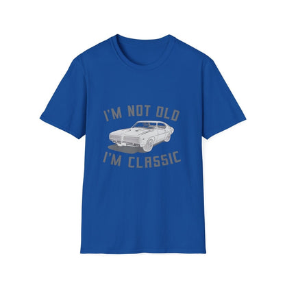 Blaues T-Shirt mit Vintage-Design eines klassischen Muscle Cars und dem Text I'm Not Old I'm Classic von True Insights.