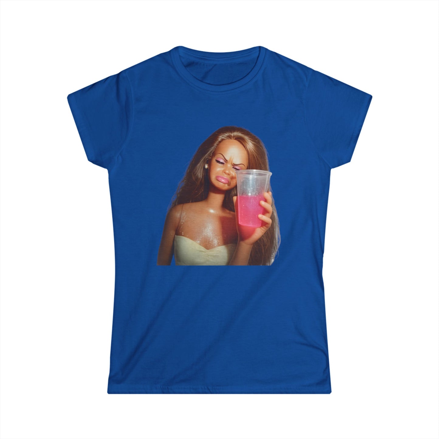 Doll Meme Barbicore Damen T-Shirt – Lustiges Diva Drama Motiv mit pinkem Drink, Y2K Statement Shirt für Partys & Geschenk