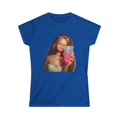 Doll Meme Barbicore Damen T-Shirt – Lustiges Diva Drama Motiv mit pinkem Drink, Y2K Statement Shirt für Partys & Geschenk