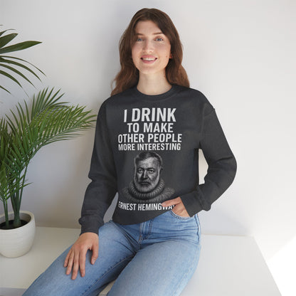 Hemingway Zitat Sweatshirt – "I Drink to Make Other People More Interesting" | Literaten & Genießer Pullover-Sweatshirt-True Insights