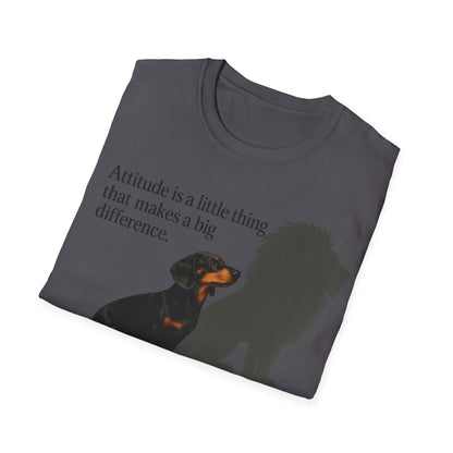 Dackel Shirt mit Spruch – „Attitude is a little thing…“ | Inspirierendes Motiv mit Löwen-Schatten – Lustiges T-Shirt | True Insights – Bild 43