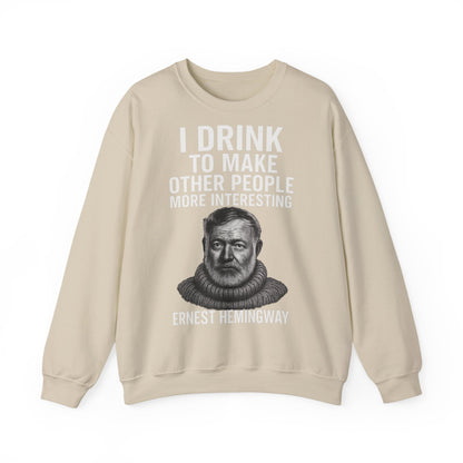 Hemingway Zitat Sweatshirt – "I Drink to Make Other People More Interesting" | Literaten & Genießer Pullover-Sweatshirt-True Insights