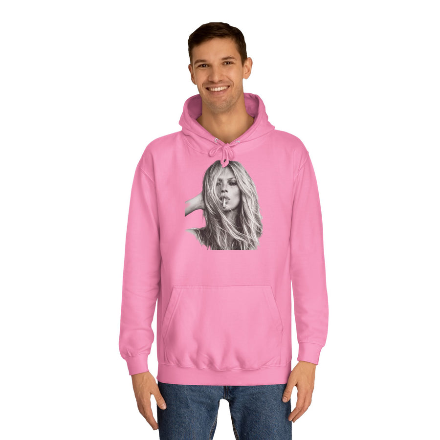 Rosafarbener Kapuzenpullover mit schwarzweißem Porträtfoto einer Frau, getragen.