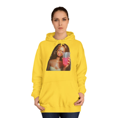 Doll Meme Barbicore Hoodie – Funny Sad Doll mit Pink Drink Kapuzenpullover für Meme-Fans & Pop-Culture-Liebhaber