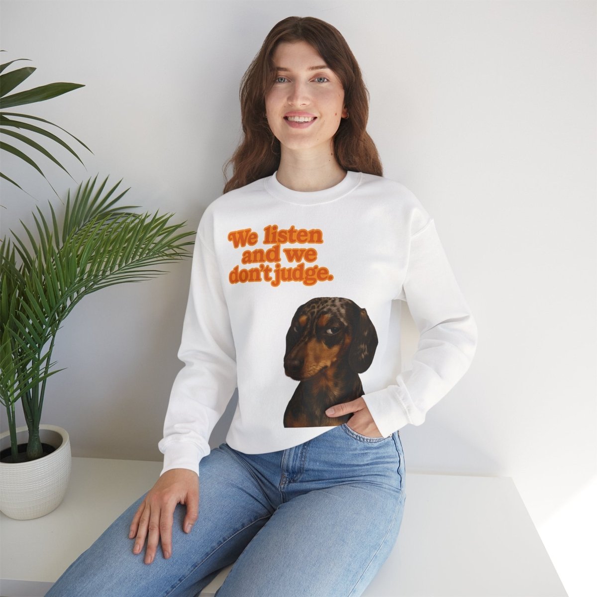 Dackel-Sweatshirt mit Retro-Print & dem Spruch „We listen and we don’t judge.“ Für Hundefans mit Humor – bequem, warm & voller Charakter.
