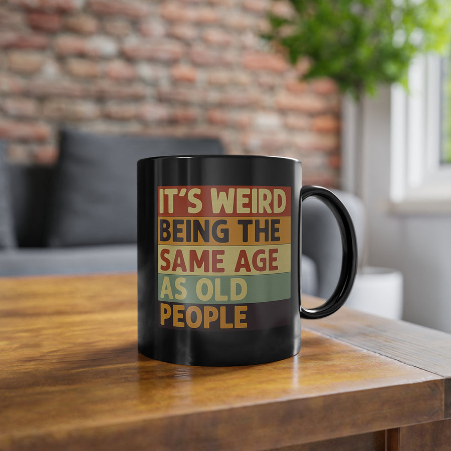 It's Weird Being The Same Age As Old People – Mug noir humoristique rétro, cadeau anniversaire