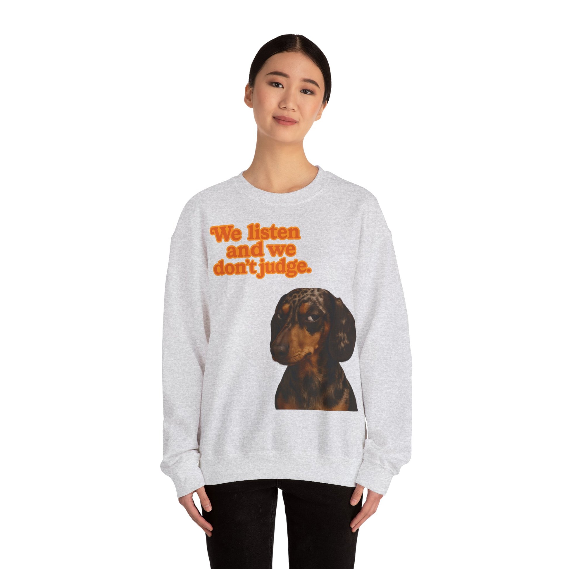 Dackel-Sweatshirt mit Retro-Print & dem Spruch „We listen and we don’t judge.“ Für Hundefans mit Humor – bequem, warm & voller Charakter.