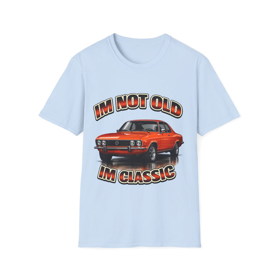 Hellblaues T-Shirt mit Aufdruck eines roten Opel Manta und Text „IM NOT OLD IM CLASSIC“.