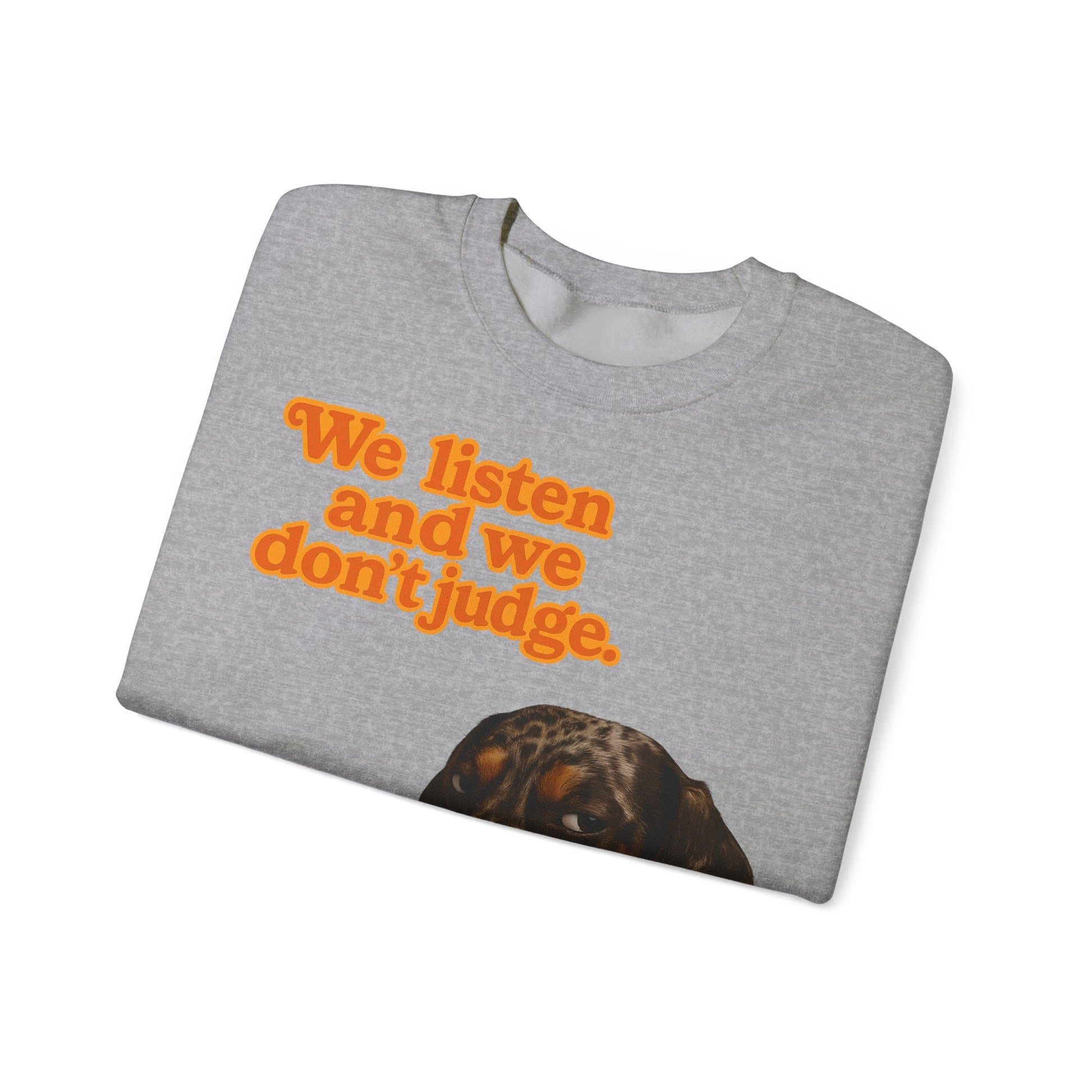 Dackel-Sweatshirt mit Retro-Print & dem Spruch „We listen and we don’t judge.“ Für Hundefans mit Humor – bequem, warm & voller Charakter.