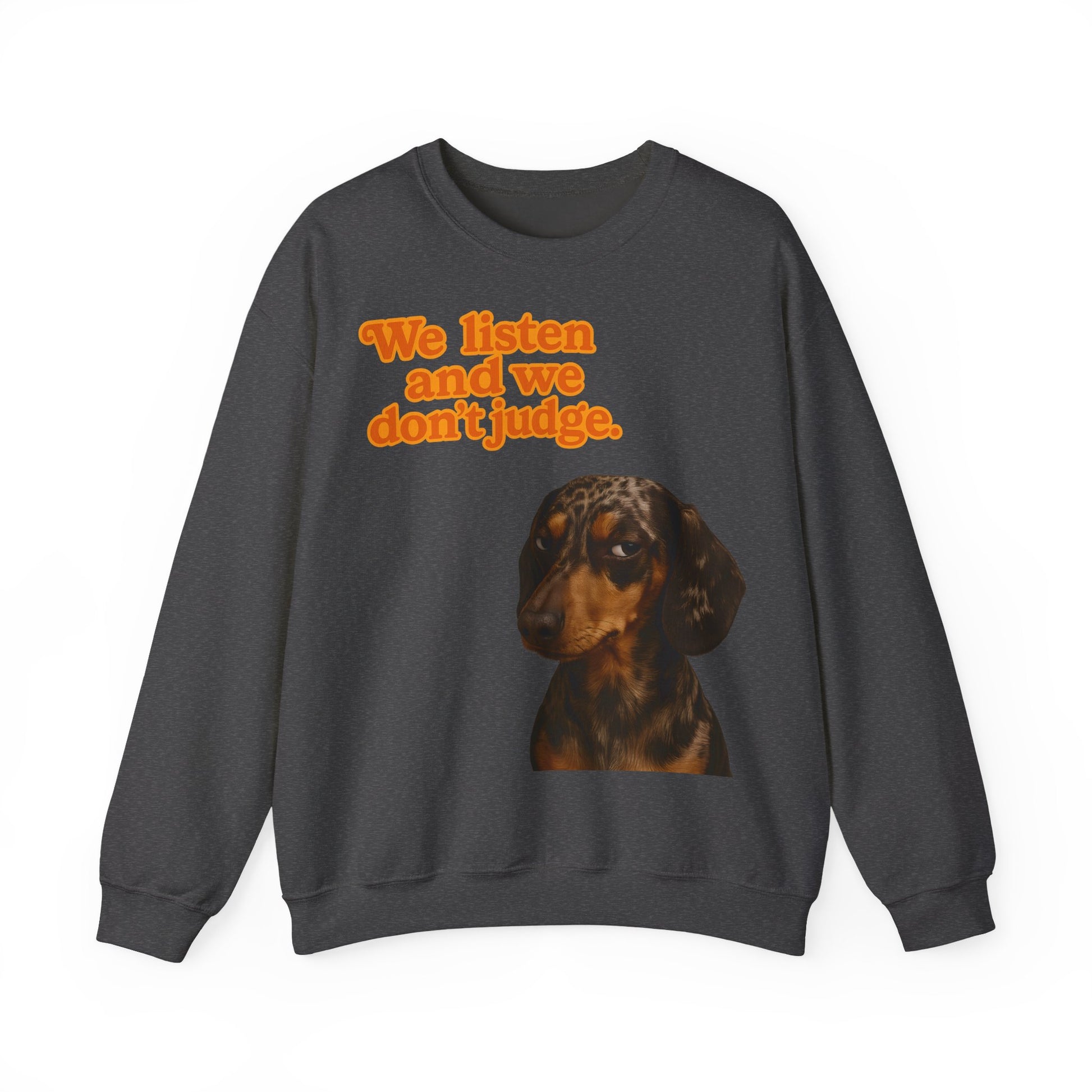 Dackel-Sweatshirt mit Retro-Print & dem Spruch „We listen and we don’t judge.“ Für Hundefans mit Humor – bequem, warm & voller Charakter.