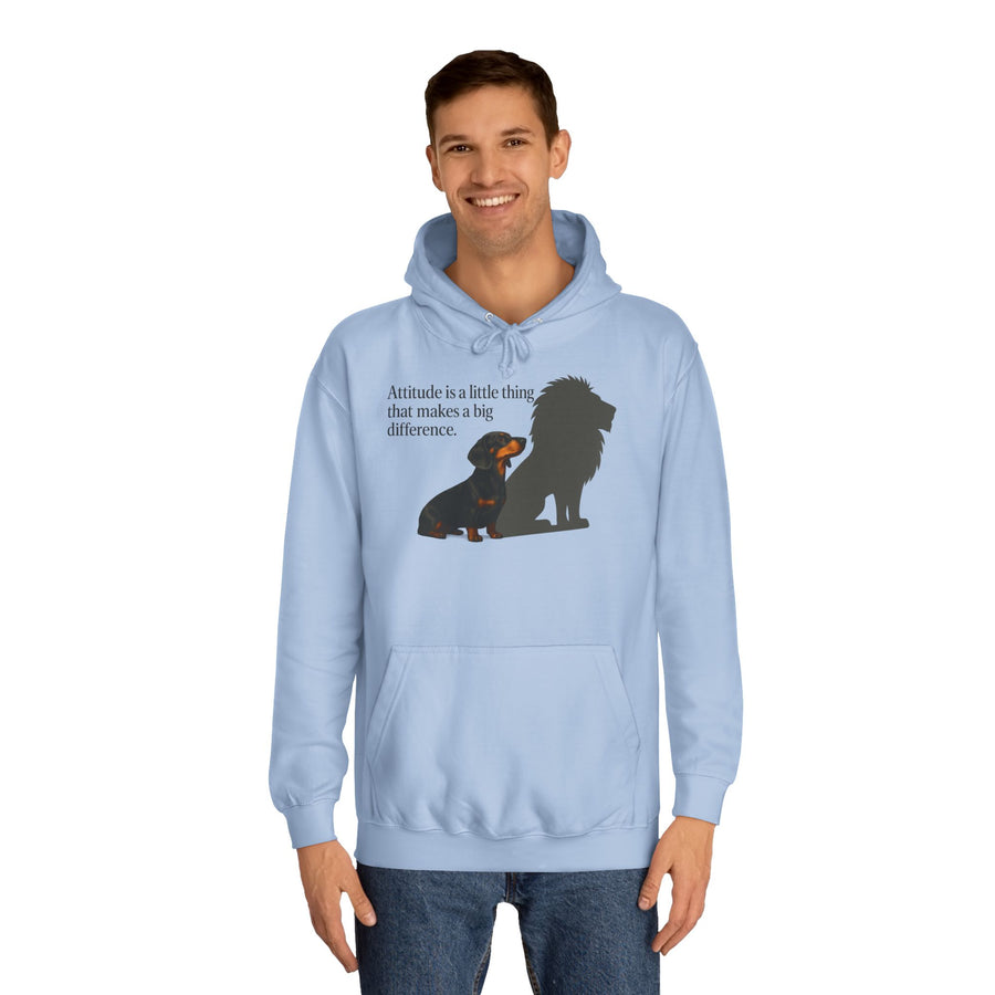 Sweat à capuche teckel humoristique – « Attitude is a little thing… » teckel avec ombre de lion