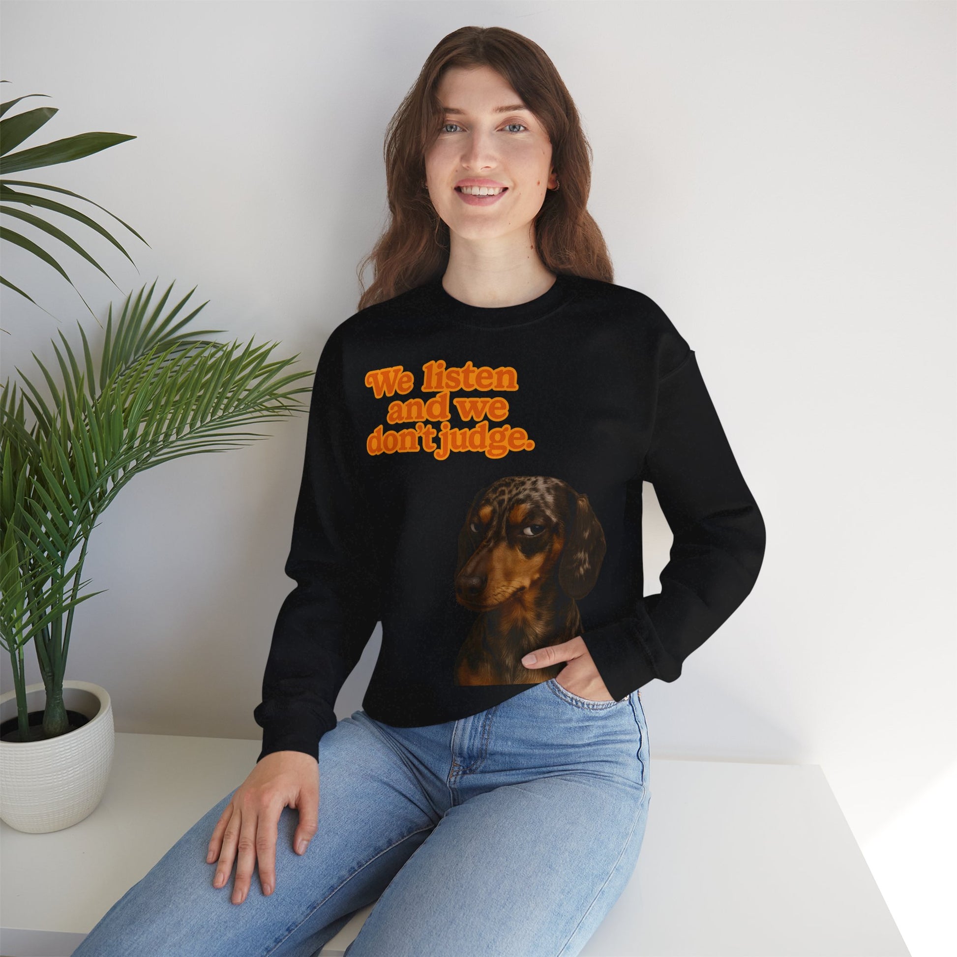 Dackel-Sweatshirt mit Retro-Print & dem Spruch „We listen and we don’t judge.“ Für Hundefans mit Humor – bequem, warm & voller Charakter.
