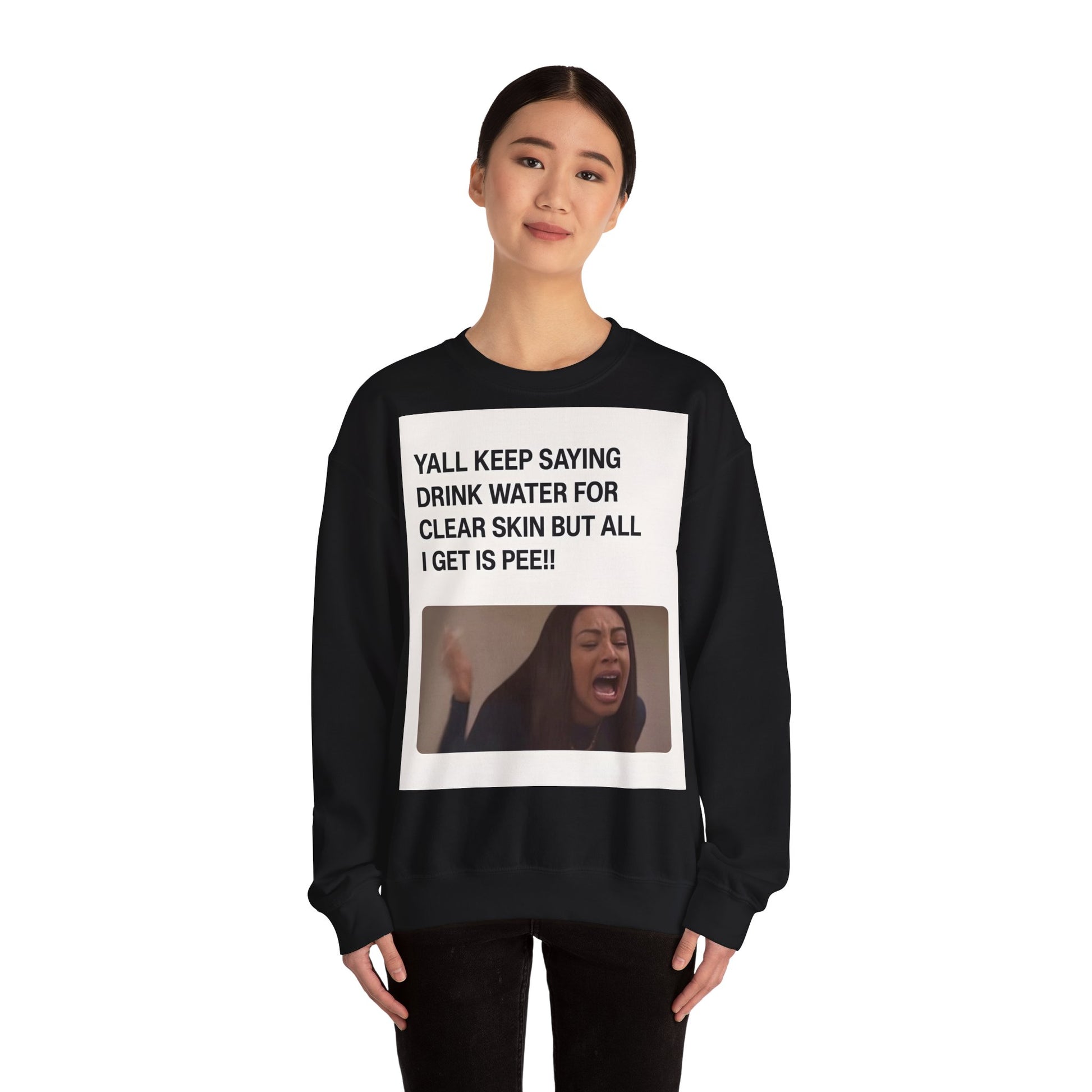 Sweatshirt – Sarkastisches Meme-Sweatshirt – „Drink Water for Skin… all I get is Pee!“ | True Insights Design mit Humor