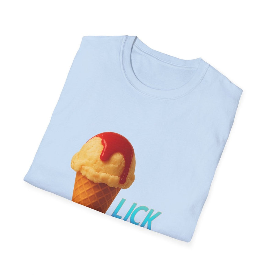 Hellblaues T-Shirt mit Eis-Motiv und Schriftzug Lick im Pop-Art-Stil fuer Sommer und Alltag.