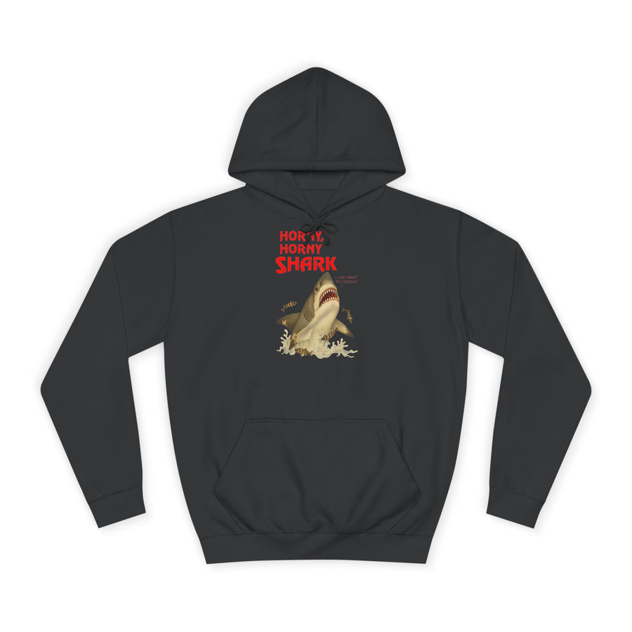 Hai Hoodie „Horny, Horny Shark“ – Der Hai, der nur kuscheln will – Jet Black – Vorderseite