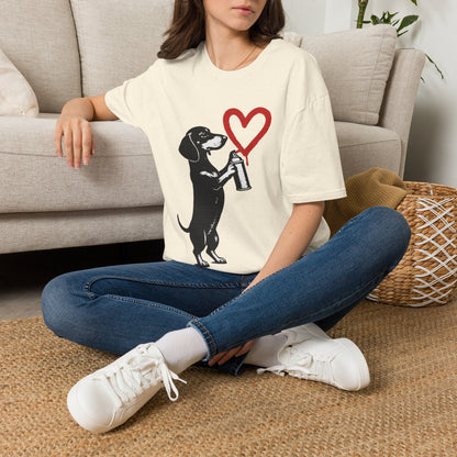 Dackel mit Sprühdose Herz T-Shirt Unisex – Street Art Graffiti Hund Motiv, perfektes Geschenk für Dackelliebhaber & Valentinstag