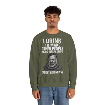 Hemingway Zitat Sweatshirt – "I Drink to Make Other People More Interesting" | Literaten & Genießer Pullover-Sweatshirt-True Insights