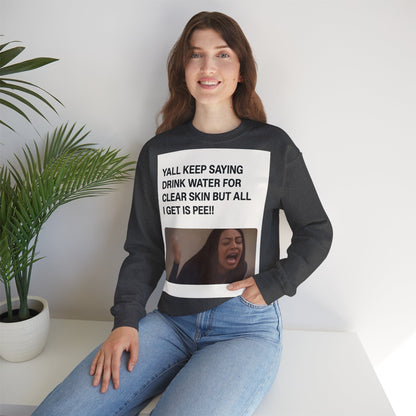 Sweatshirt – Sarkastisches Meme-Sweatshirt – „Drink Water for Skin… all I get is Pee!“ | True Insights Design mit Humor