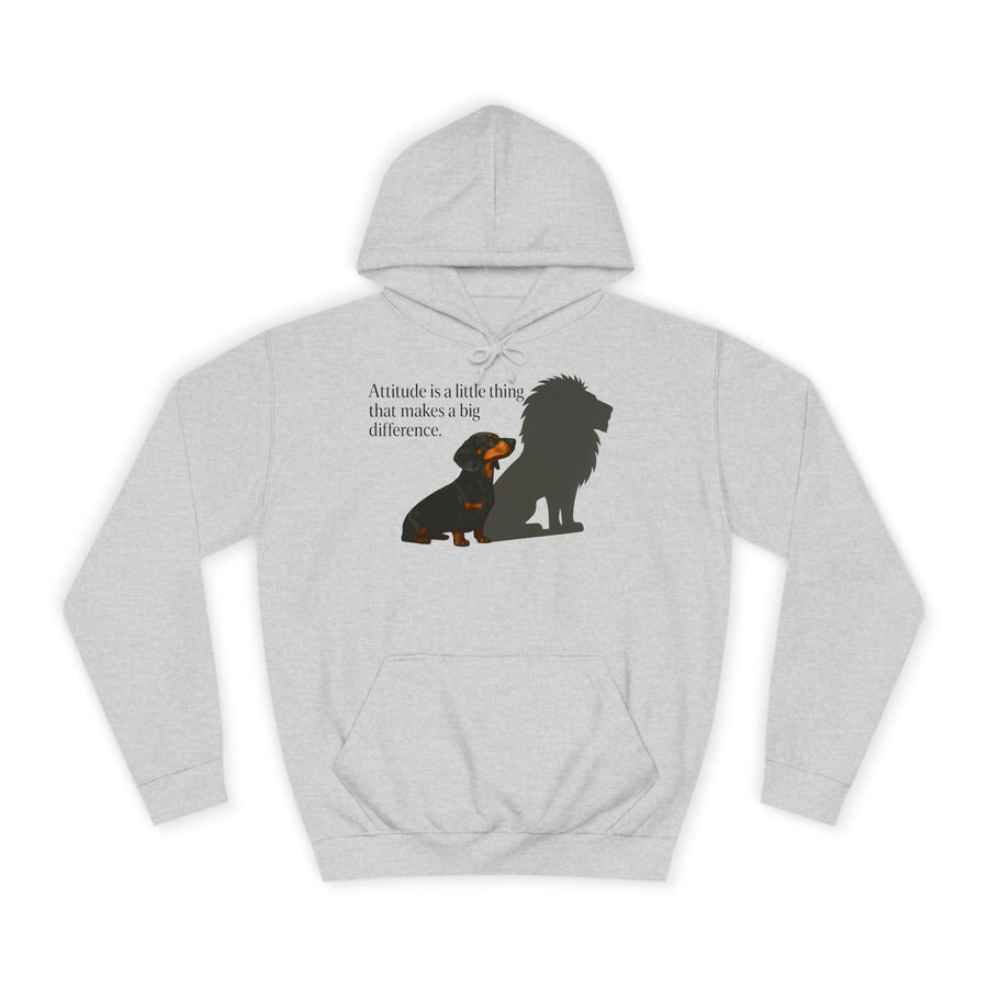 Sweat à capuche teckel humoristique – « Attitude is a little thing… » teckel avec ombre de lion