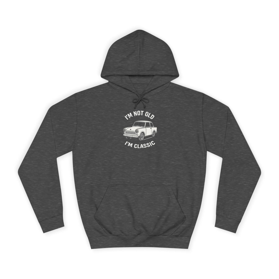 Hoodie mit Trabant-Linienzeichnung-Motiv – „I'm Not Old I'm Classic“ – Charcoal – Vorderseite