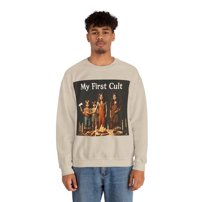 Sweatshirt – Kultig gruselig: „My First Cult“-Sweatshirt – Dark Humor für Fortgeschrittene | True Insights Design mit Humor
