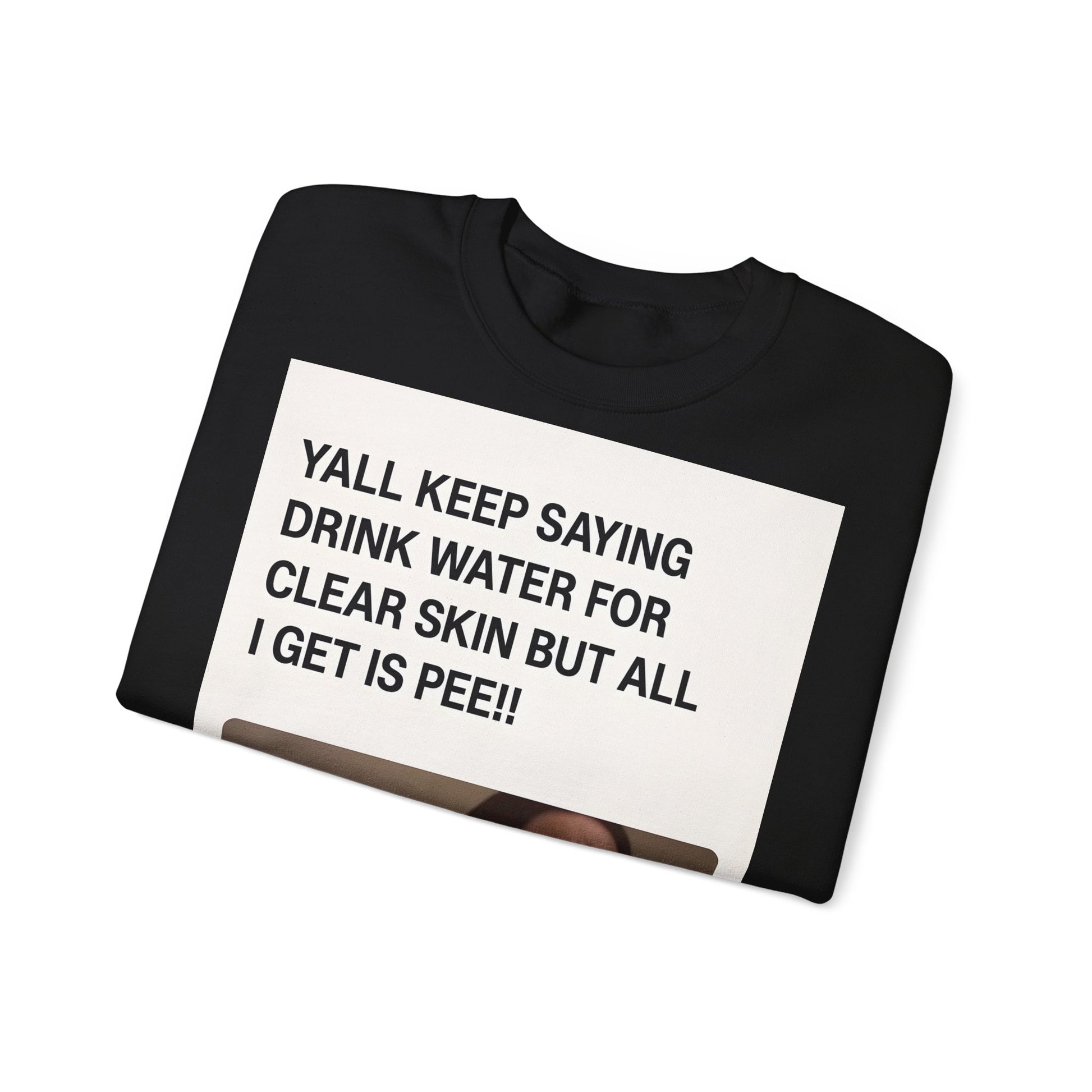 Sweatshirt – Sarkastisches Meme-Sweatshirt – „Drink Water for Skin… all I get is Pee!“ | True Insights Design mit Humor