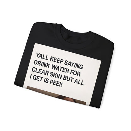 Sweatshirt – Sarkastisches Meme-Sweatshirt – „Drink Water for Skin… all I get is Pee!“ | True Insights Design mit Humor