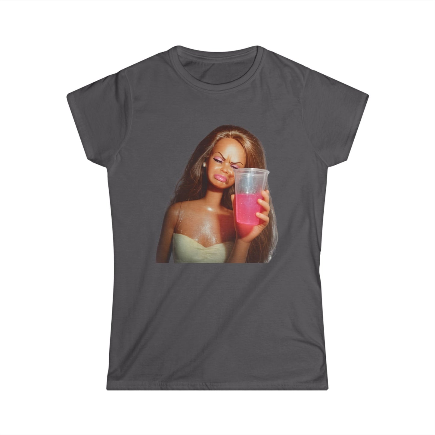 Doll Meme Barbicore Damen T-Shirt – Lustiges Diva Drama Motiv mit pinkem Drink, Y2K Statement Shirt für Partys & Geschenk
