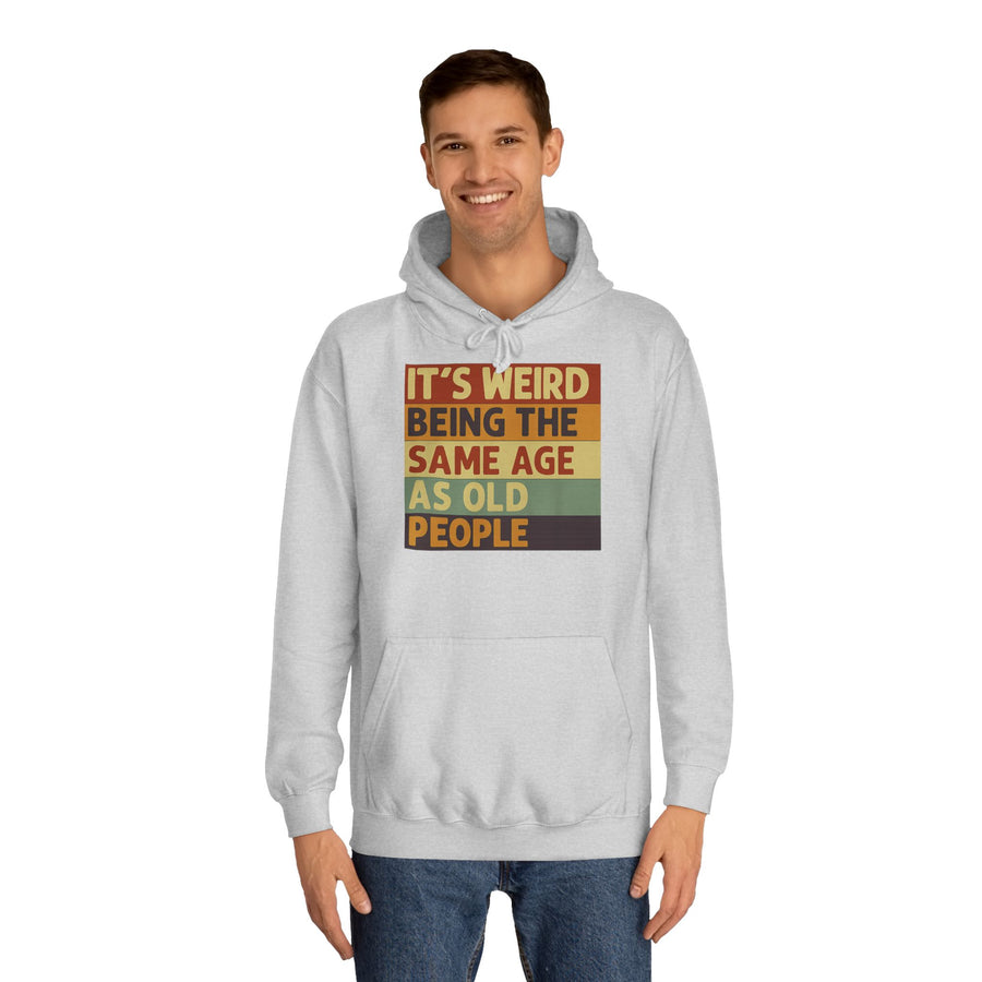 „It's weird being the same age as old people“ Hoodie – Satirisches Retro-Motiv