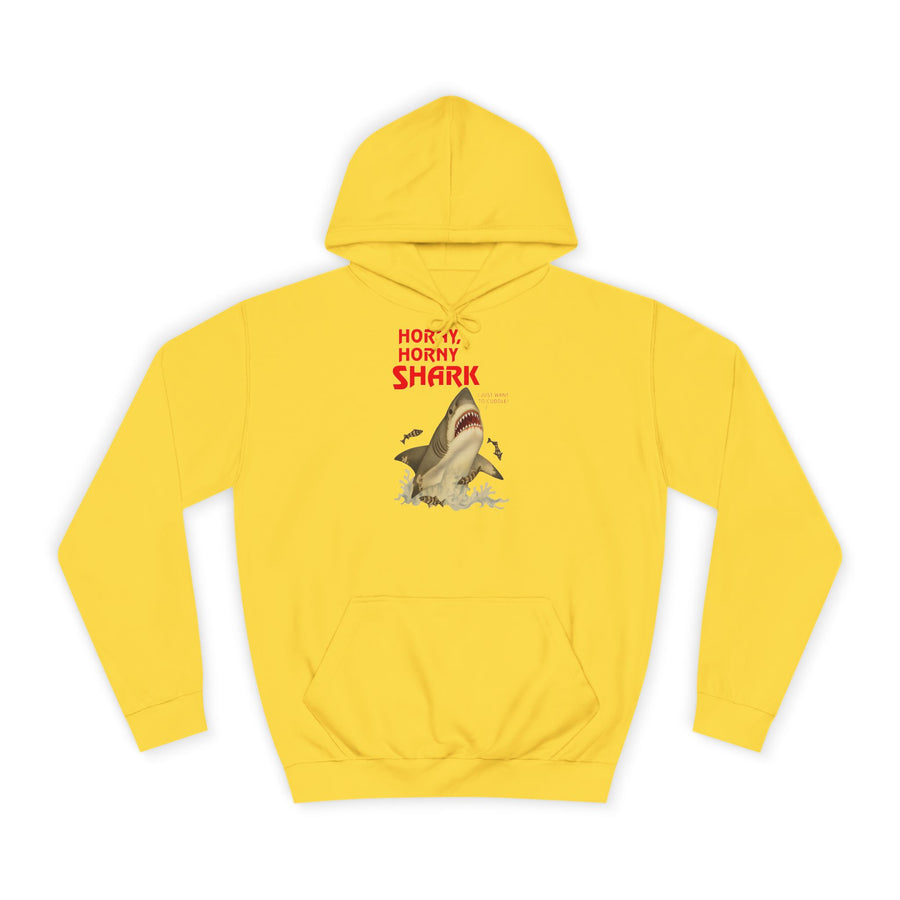 Hai Hoodie „Horny, Horny Shark“ – Der Hai, der nur kuscheln will – Sun Yellow – Vorderseite