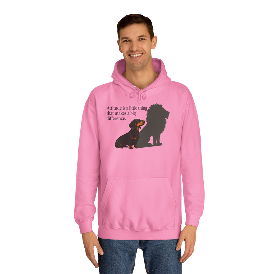 Sweat à capuche teckel humoristique – « Attitude is a little thing… » teckel avec ombre de lion